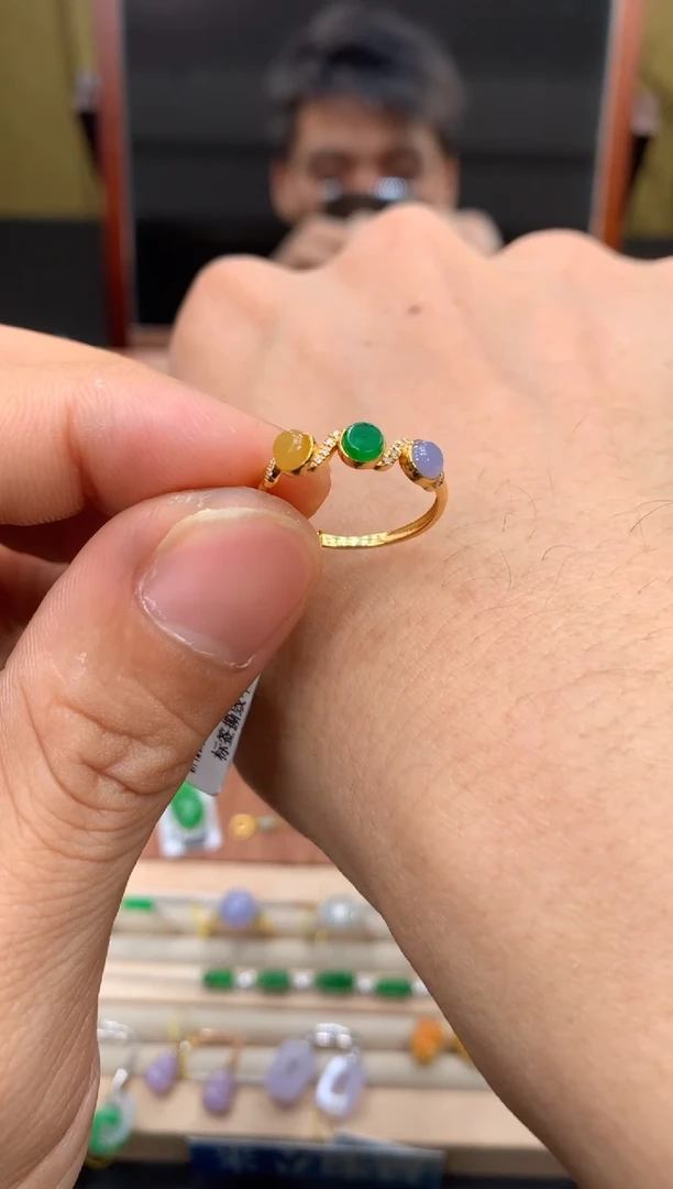 18K金镶嵌戒指翡翠戒指