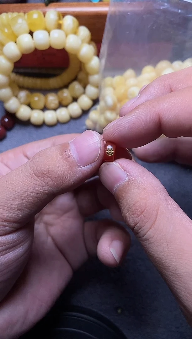 18K金镶嵌南红玛瑙珠宝奇石陈**气