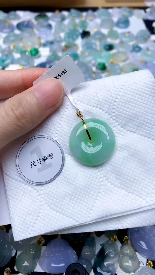 颈饰18K金镶嵌翡翠天然A货翡翠