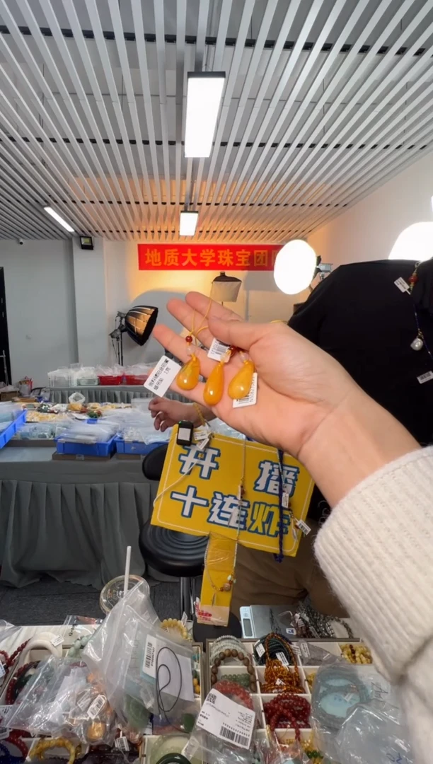 蜜蜡吊坠(不含链)未镶嵌俄料琥珀金珀蜜蜡吊坠多样性发一