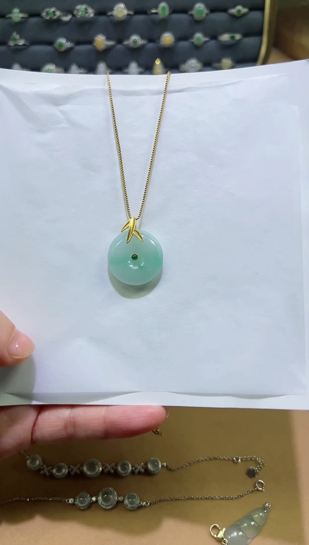 【闪购商品】翡翠颈饰18K金镶嵌平安扣