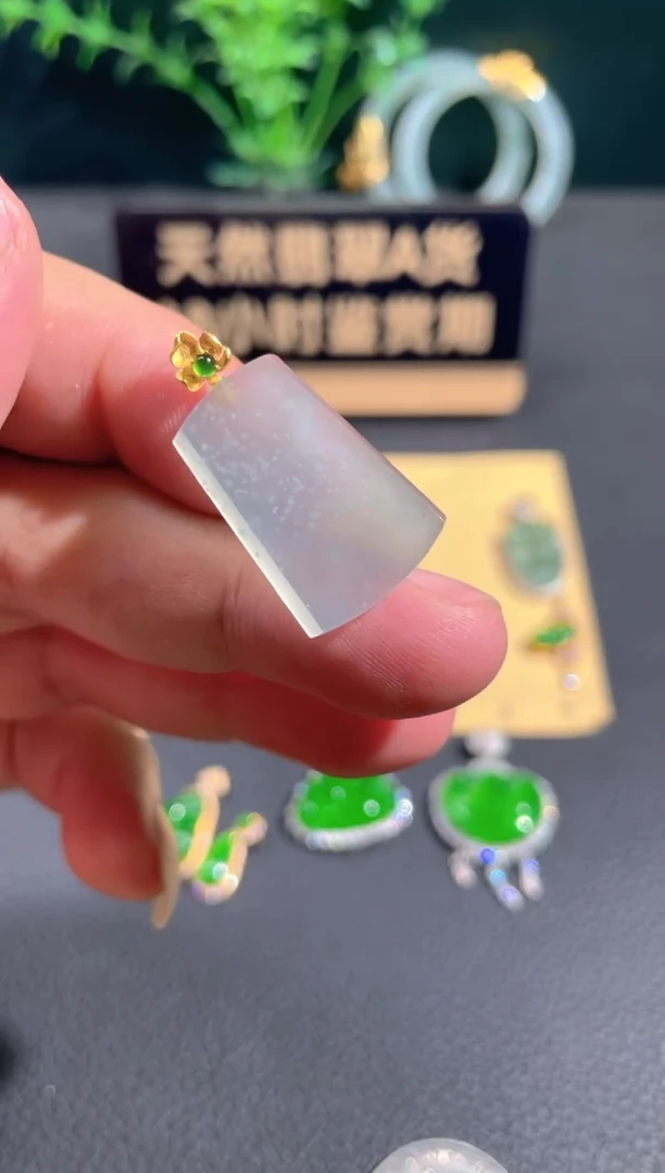 翡翠18K金镶嵌颈饰翡翠