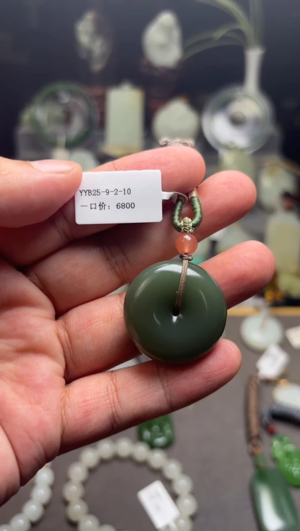 颈饰未镶嵌和田玉与***。平安扣