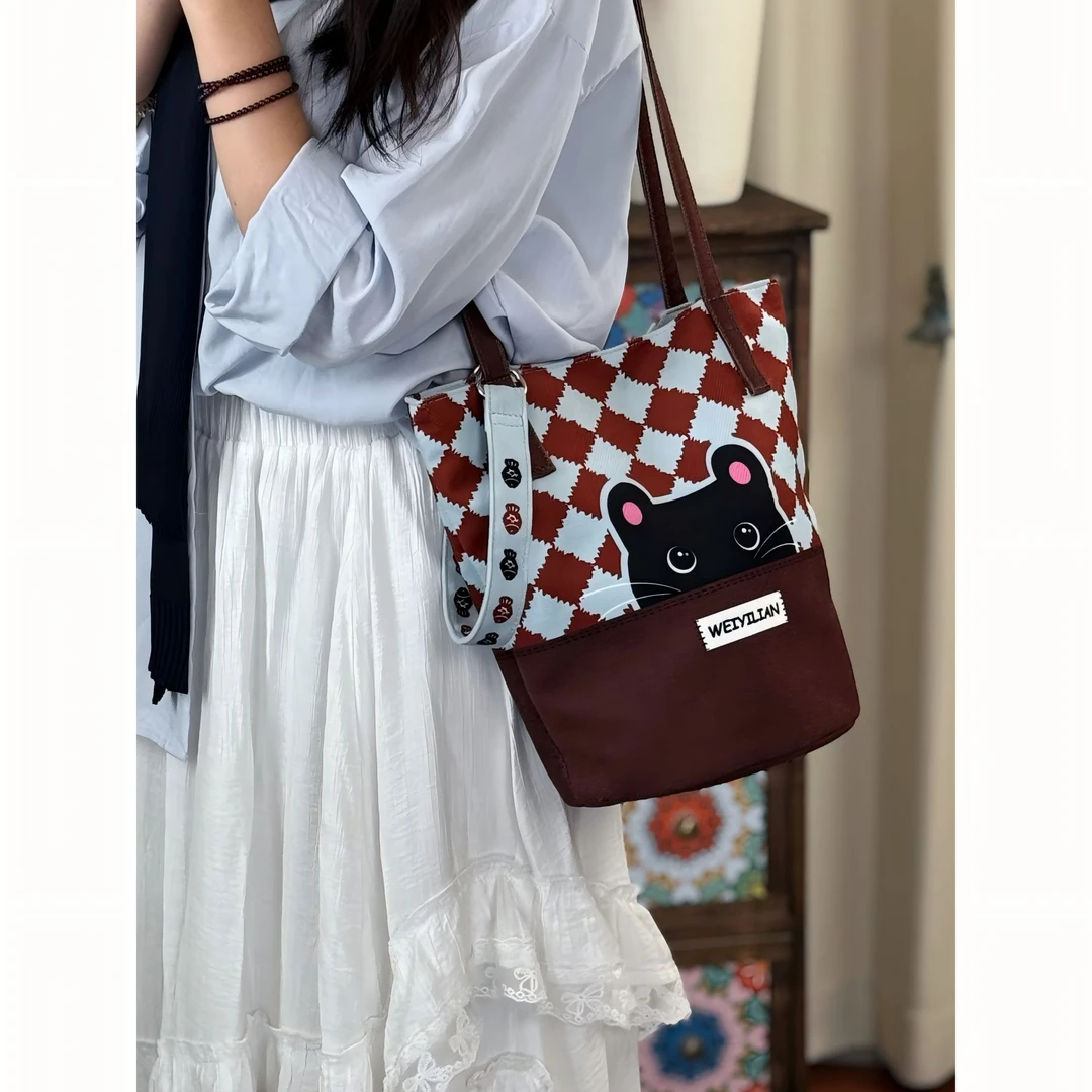 WEIYILIAN蓝底菱格小黑猫2025新款斜跨包流行百搭水桶包WYL561-52