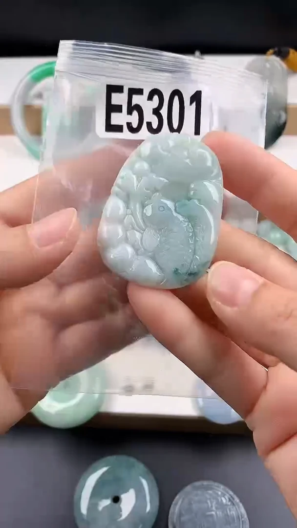 颈饰未镶嵌翡翠天然翡翠吊坠挂件