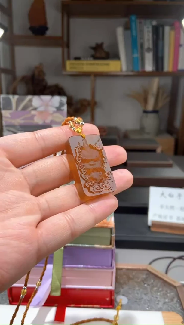 琥珀颈饰未镶嵌金棕珀貔貅方牌