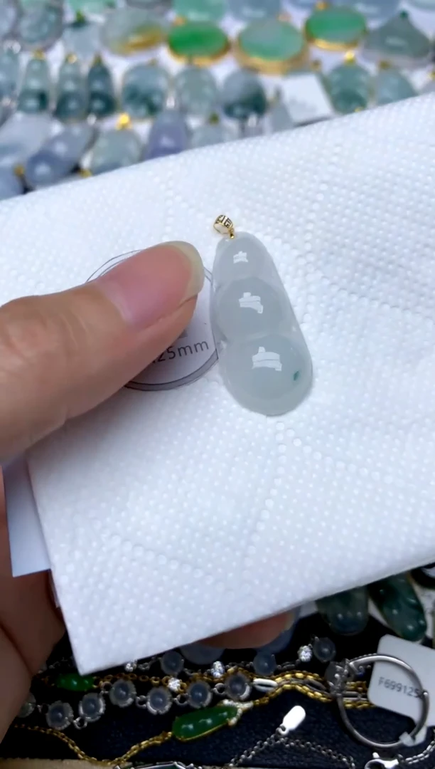 颈饰18K金镶嵌翡翠天然A货翡翠