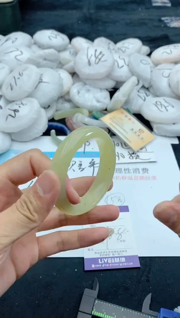 【闪购商品】石英质玉手镯未镶嵌37