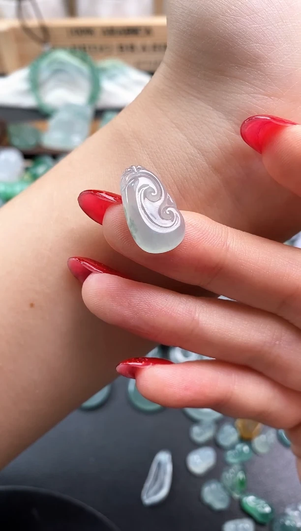 颈饰未镶嵌翡翠如意