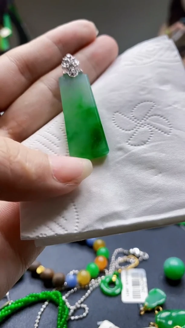 翡翠18K金镶嵌颈饰吊坠