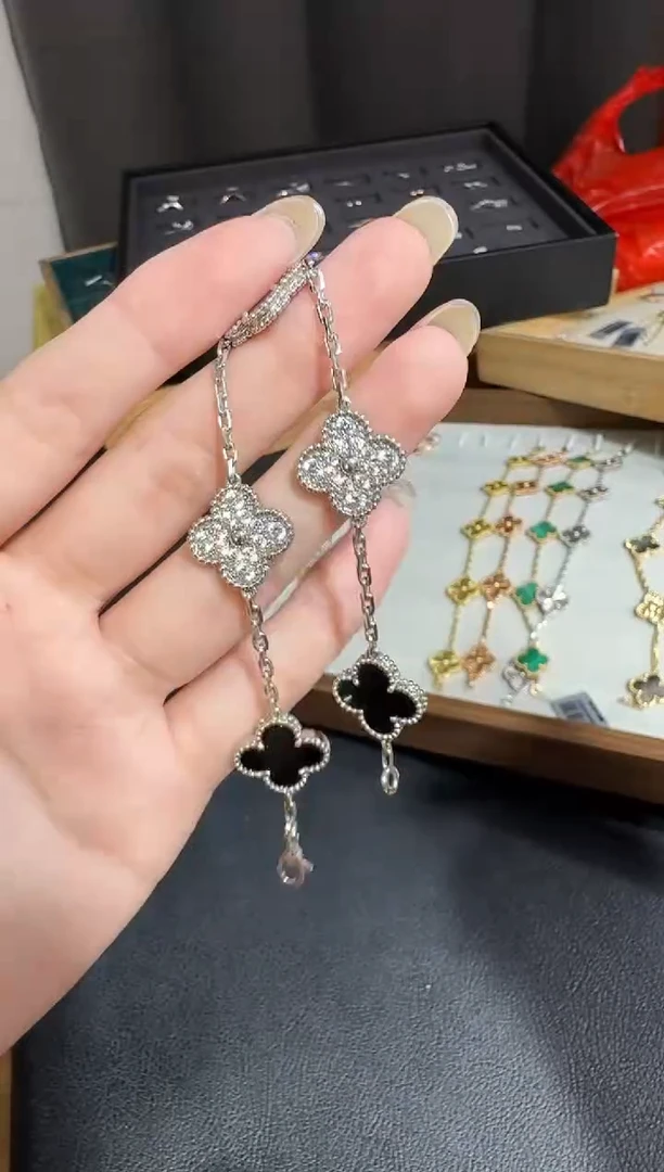 18K金镶嵌手链钻石熊猫手链