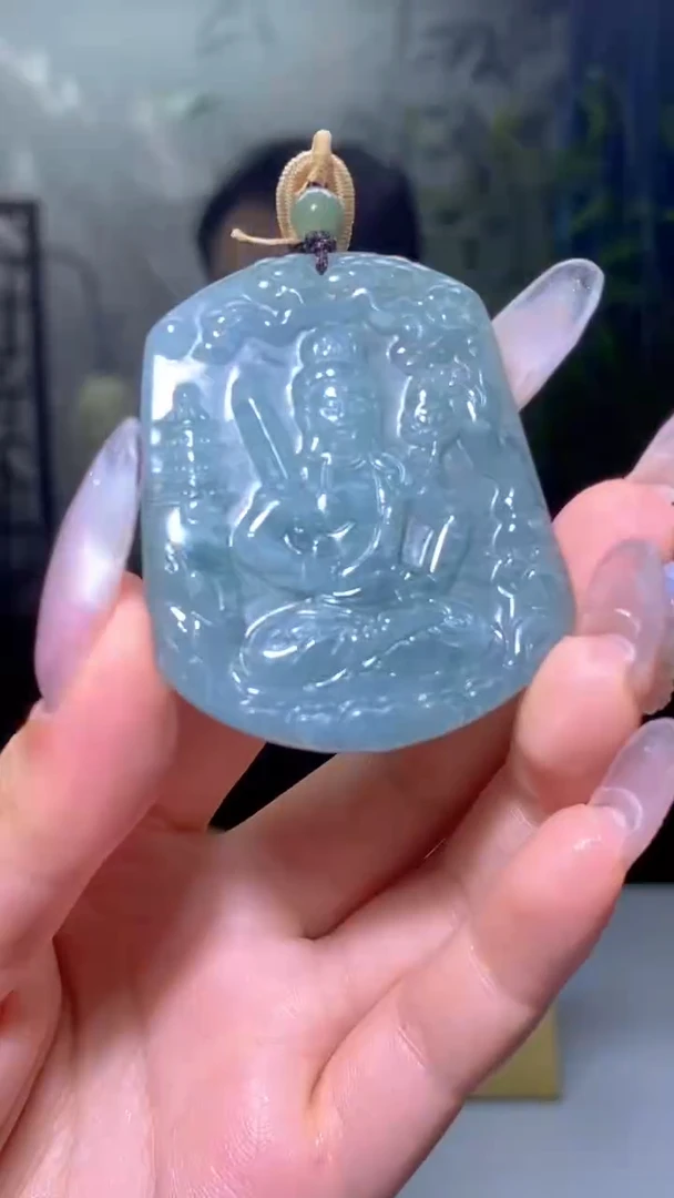 翡翠未镶嵌颈饰雕刻