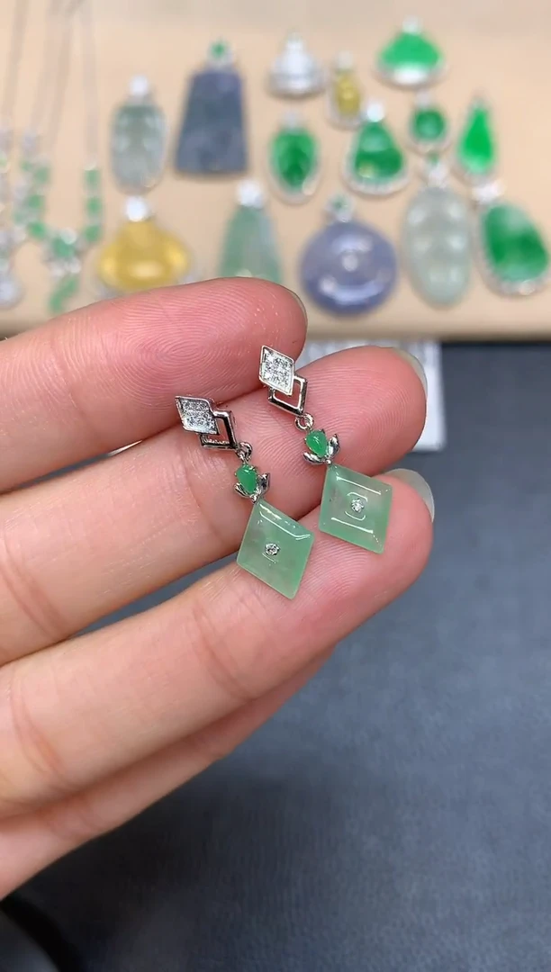 18K金镶嵌翡翠耳饰【无服务费