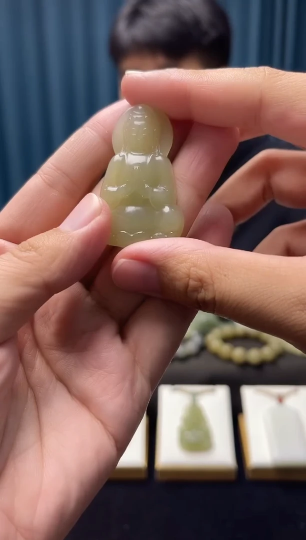 颈饰未镶嵌和田玉吊坠