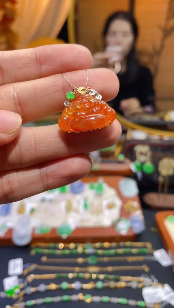 颈饰18K金镶嵌翡翠佛公