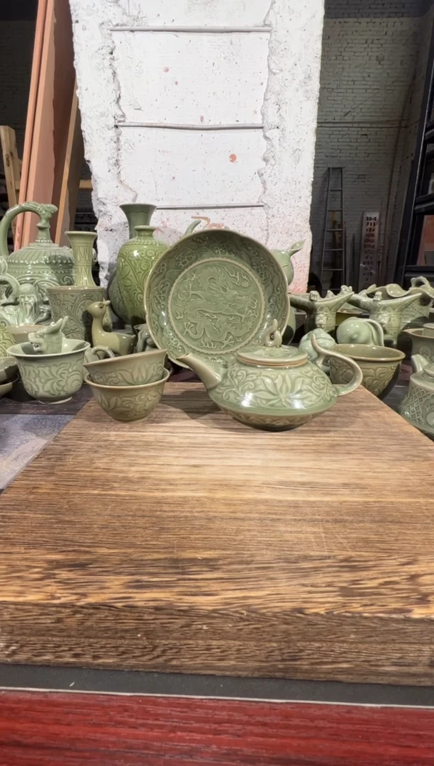 微瑕耀州窑莲纹虚扁壶+莲纹小杯2