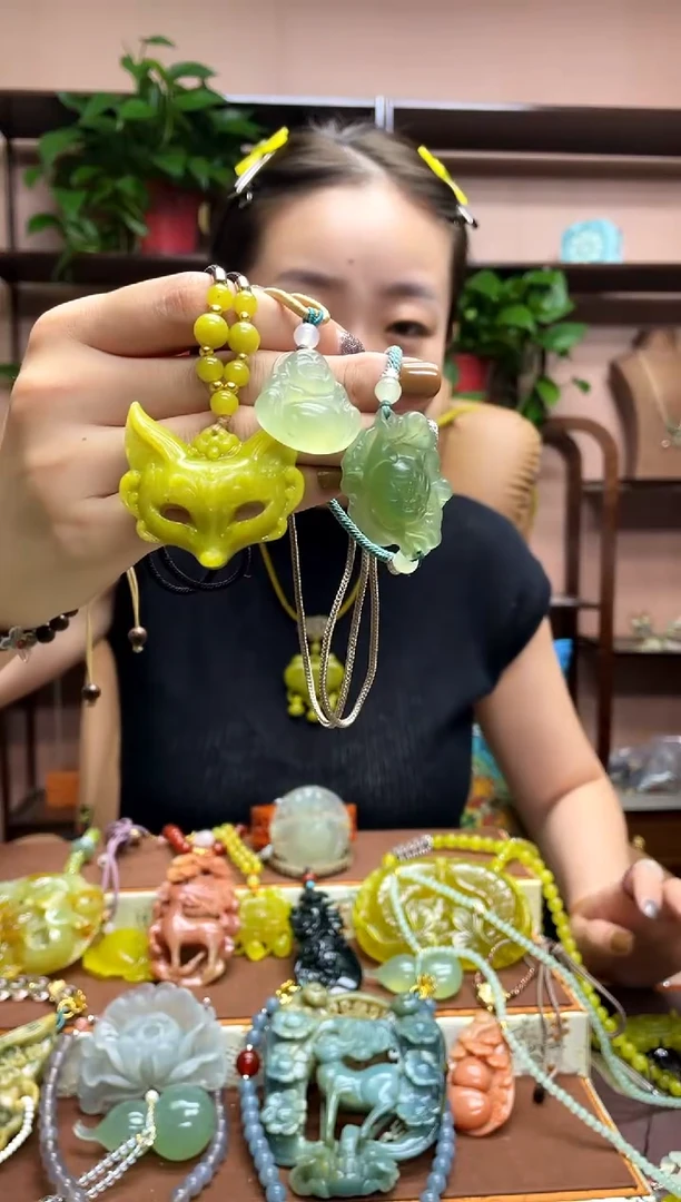 未镶嵌岫玉颈饰·