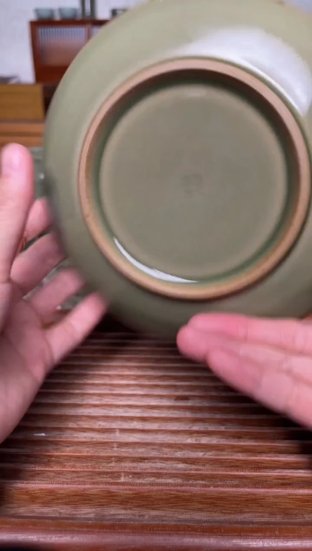 陶瓷橄榄绿宝象莲瓣纹壶承  微瑕