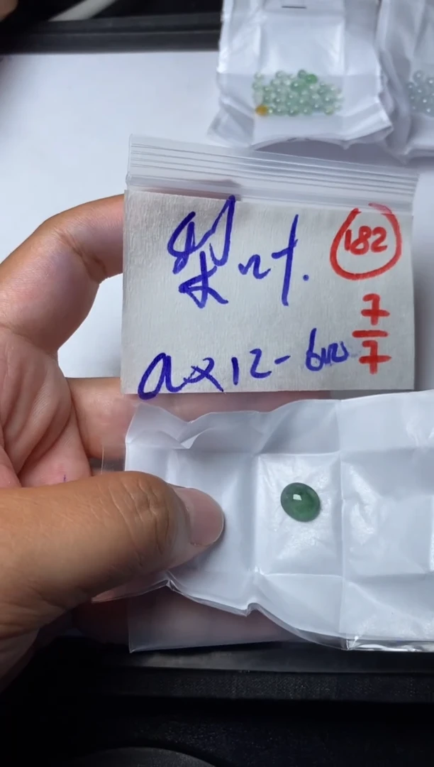 定制翡翠未镶嵌梨****酒缅甸天然翡翠A货182