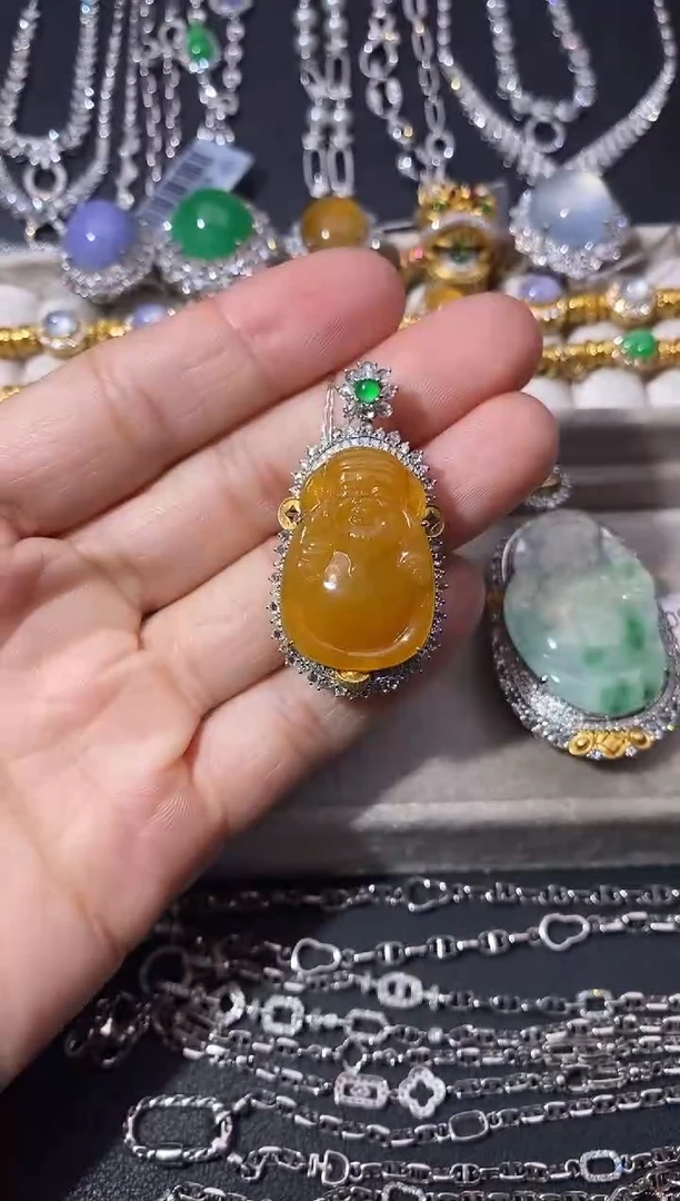 颈饰18K金镶嵌翡翠吊坠