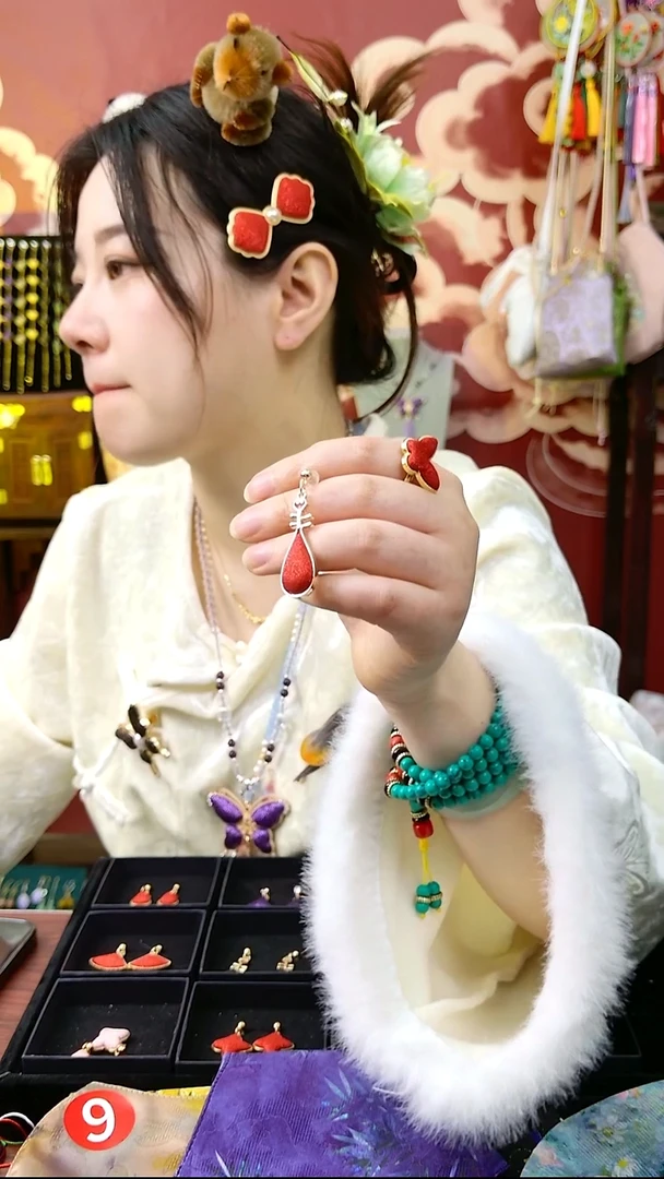 缂丝耳饰红琵琶拉拉