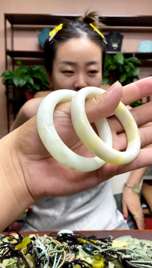 岫玉未镶嵌颈饰多样性发货发其中之一