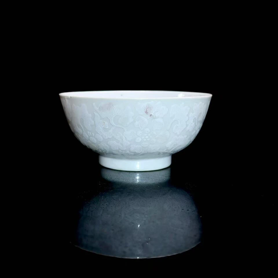 50: 清乾隆堆白缠枝花卉纹碗