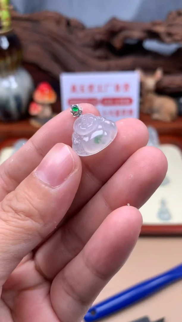 翡翠18K金镶嵌颈饰佛公