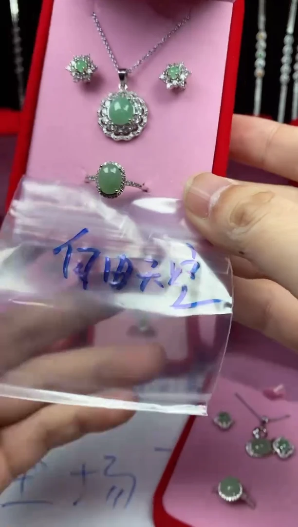 未镶嵌戒指翡翠?****。翡翠吊坠