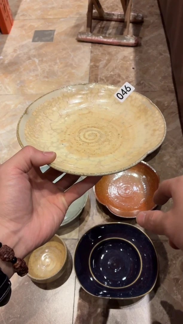 瓷片N***?46微瑕燕麦色花瓣盘1个