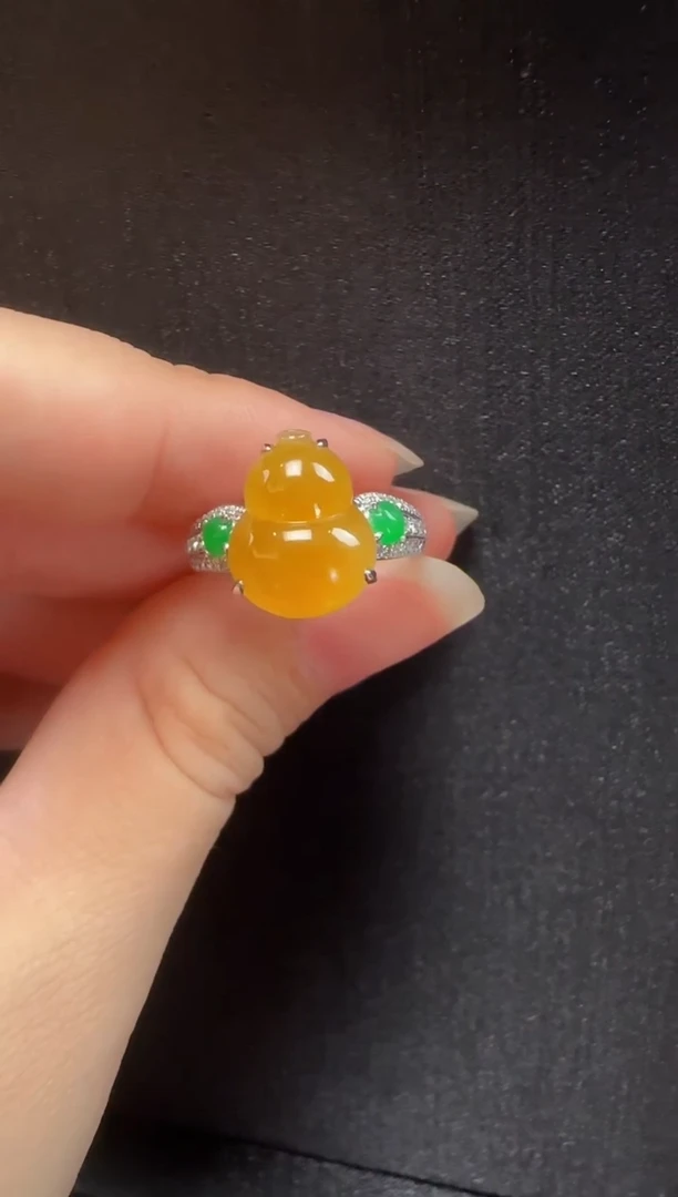18K金镶嵌戒指翡翠700葫芦一枚