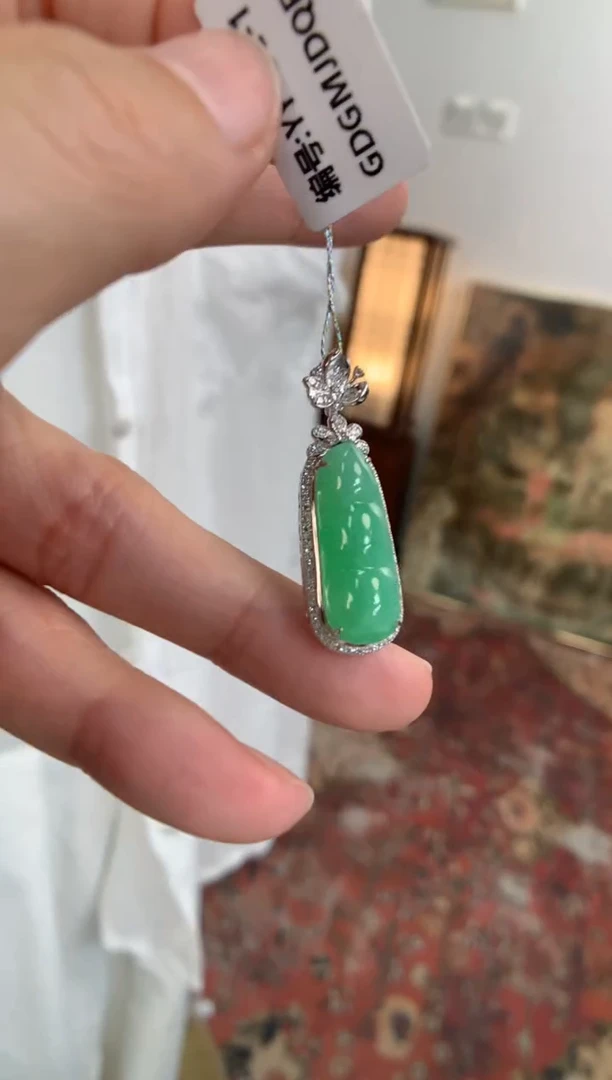 翡翠18K金镶嵌颈饰福豆