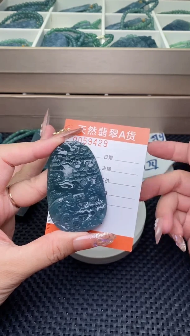 翡翠未镶嵌颈饰
