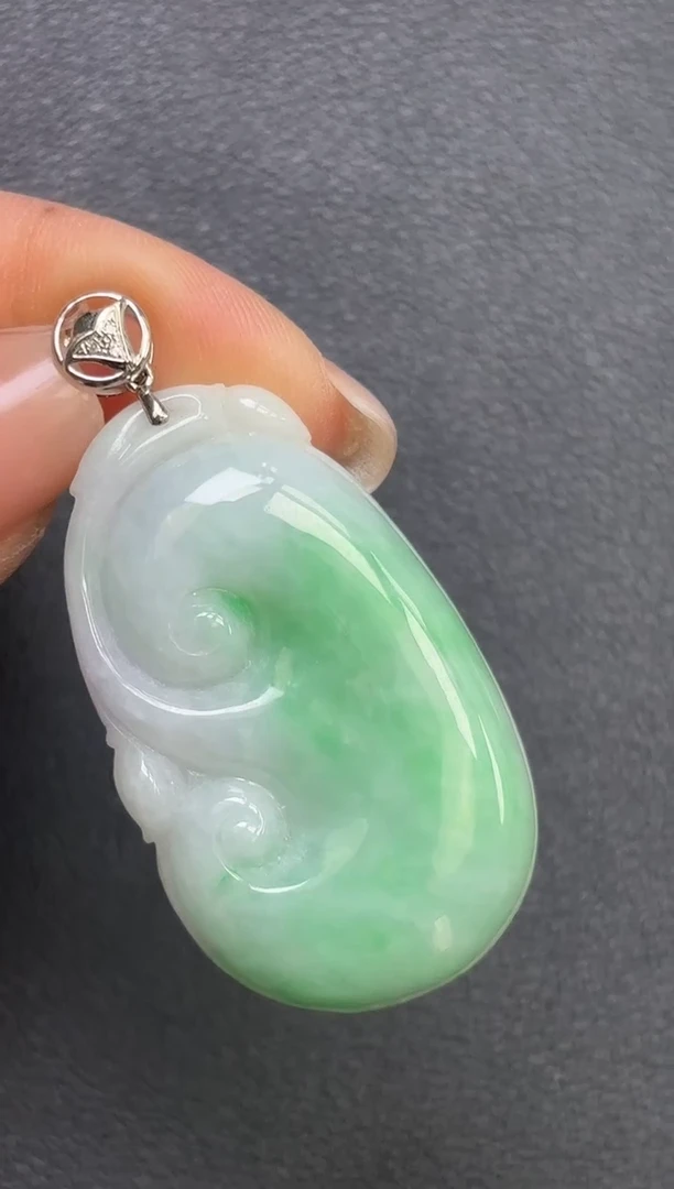 颈饰18K金镶嵌翡翠如意