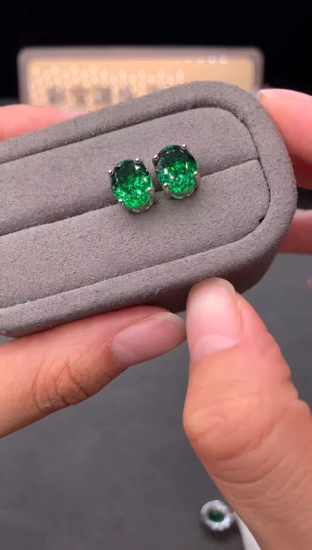 银S925镶嵌耳饰石榴石（沙弗莱）1111