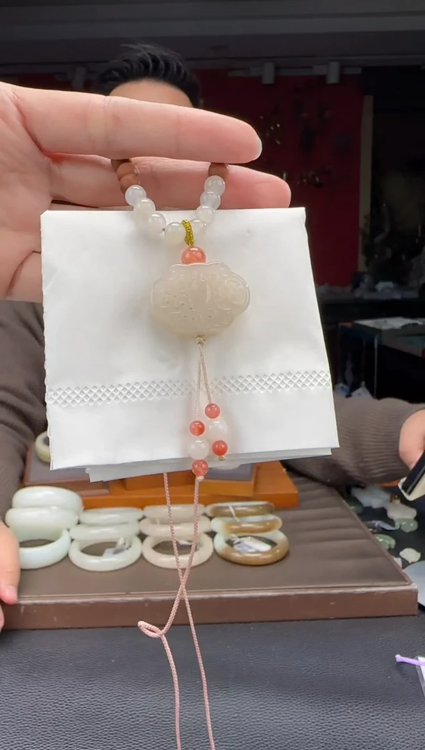 颈饰未镶嵌和田玉藕粉香囊