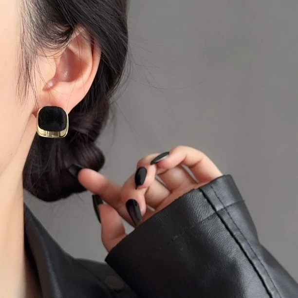 复古港风黑金撞色方形耳钉时尚轻奢个性耳饰