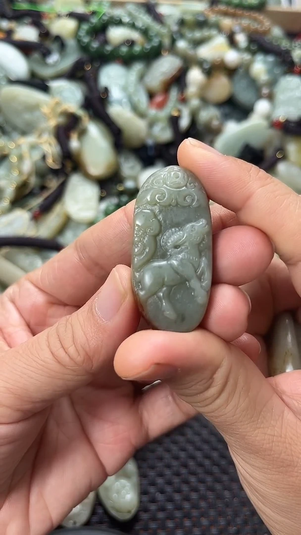 和田玉未镶嵌颈饰（多样性发一件）没有证书有瑕