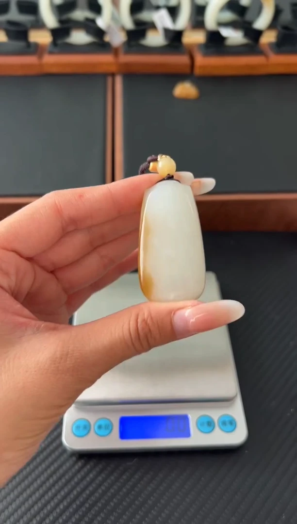 吊坠(赠链)未镶嵌和田玉且末金山微色差吊坠