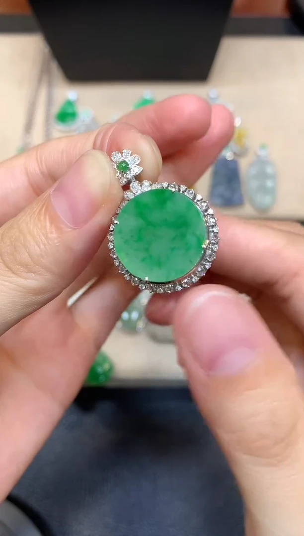 颈饰18K金镶嵌翡翠圆牌【无服务费