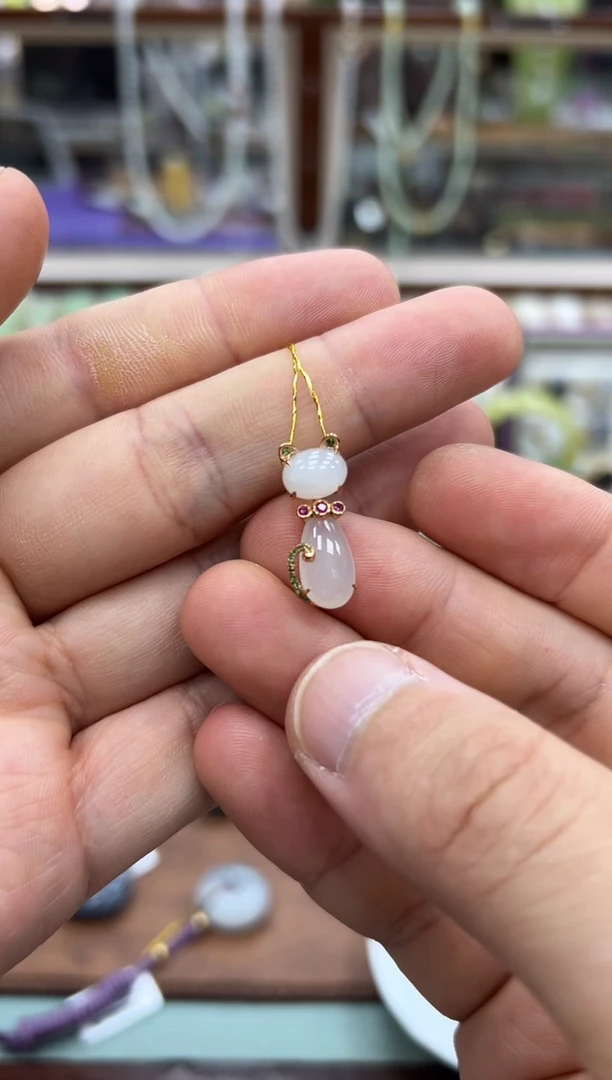 颈饰18K金镶嵌和田玉小猫