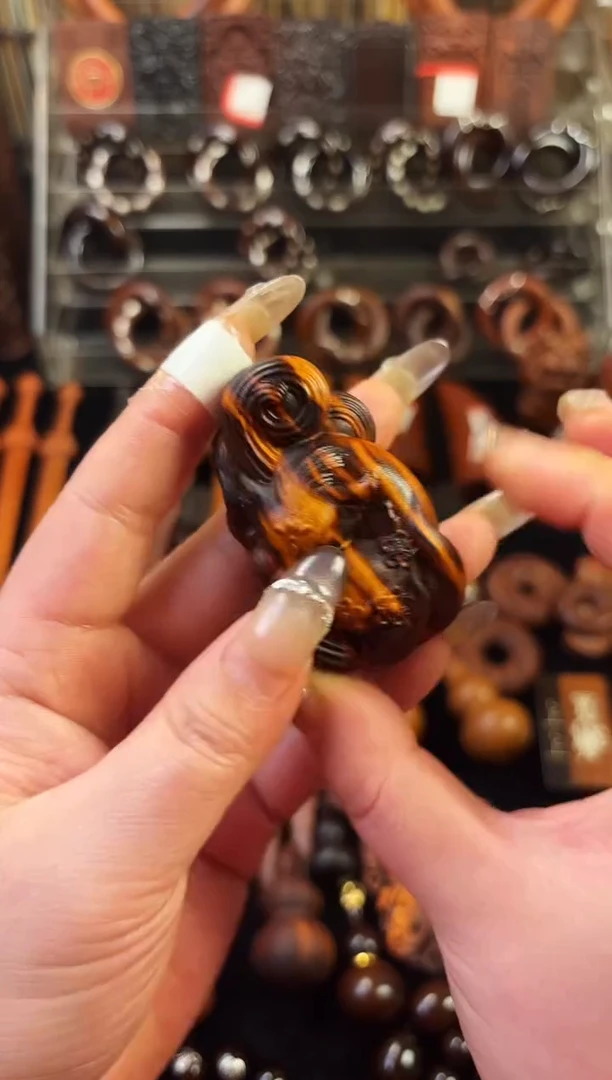 雷桃木九尾狐  手把件