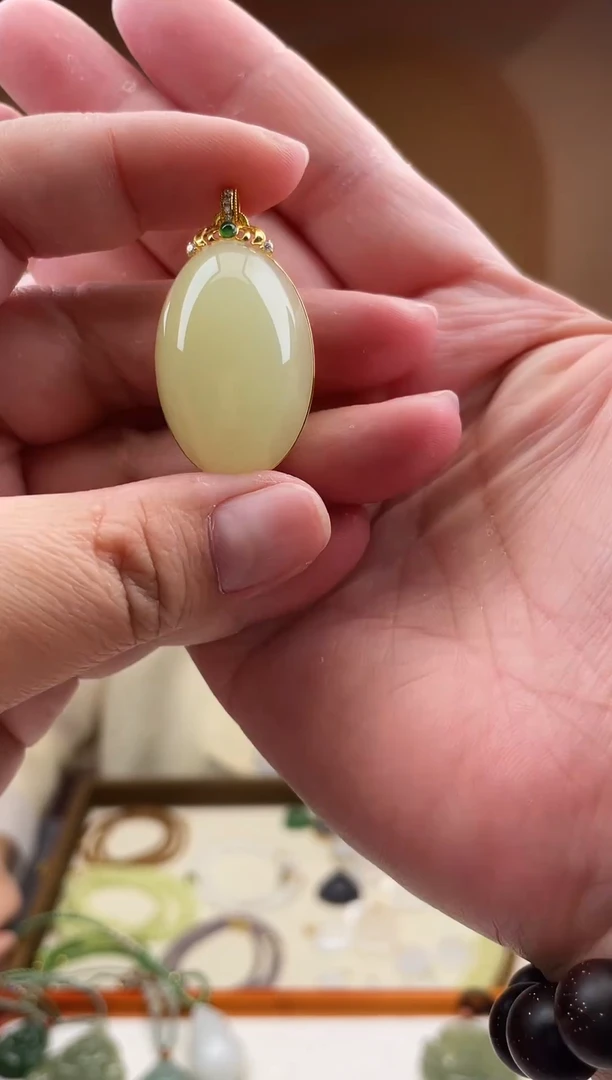 和田玉18K金镶嵌吊坠(不含链)黄玉鸽子蛋