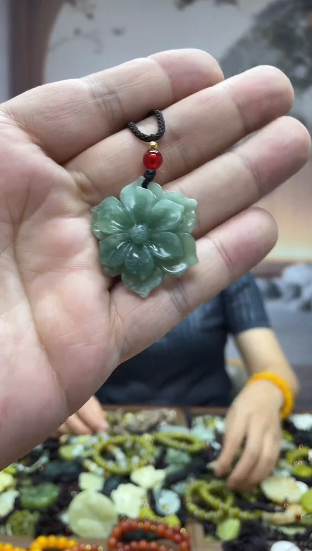 未镶嵌蛇纹石玉吊坠`