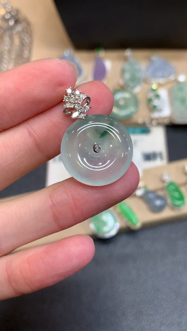 【闪购商品】翡翠颈饰18K金镶嵌平安扣【无服务费】