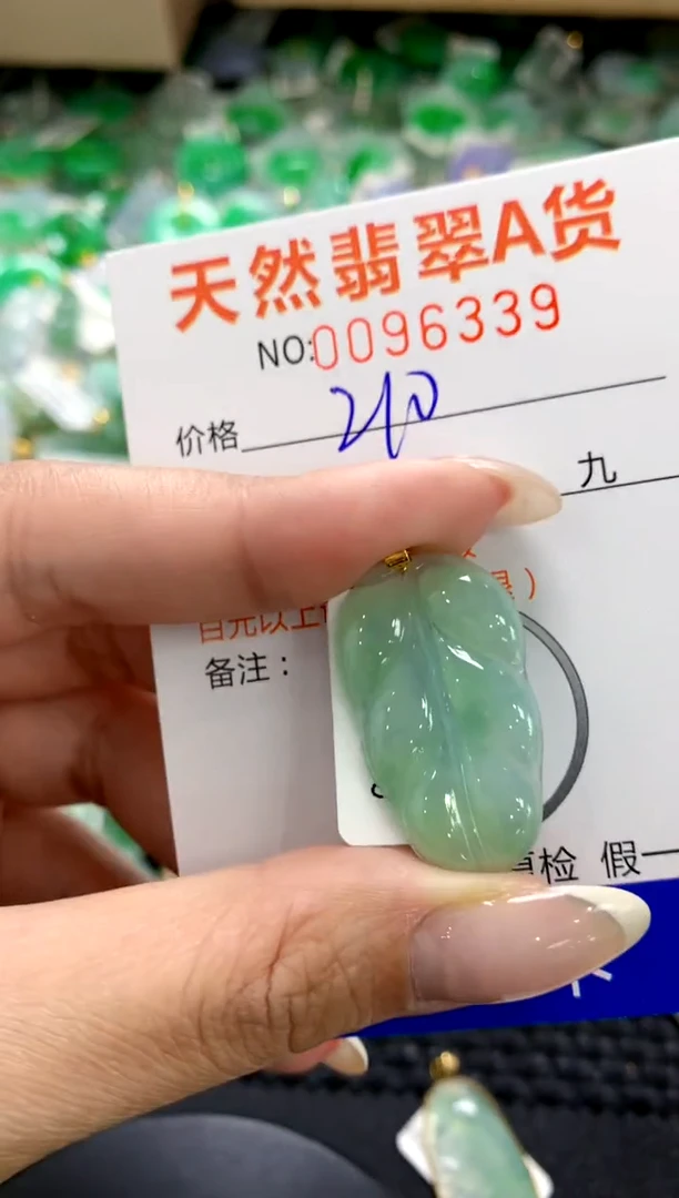 翡翠18K金镶嵌颈饰1111111111111111