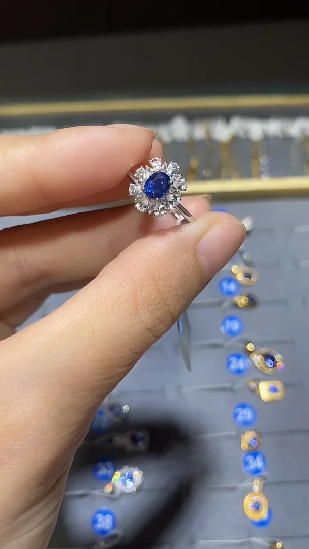 戒指蓝宝石18K金镶嵌