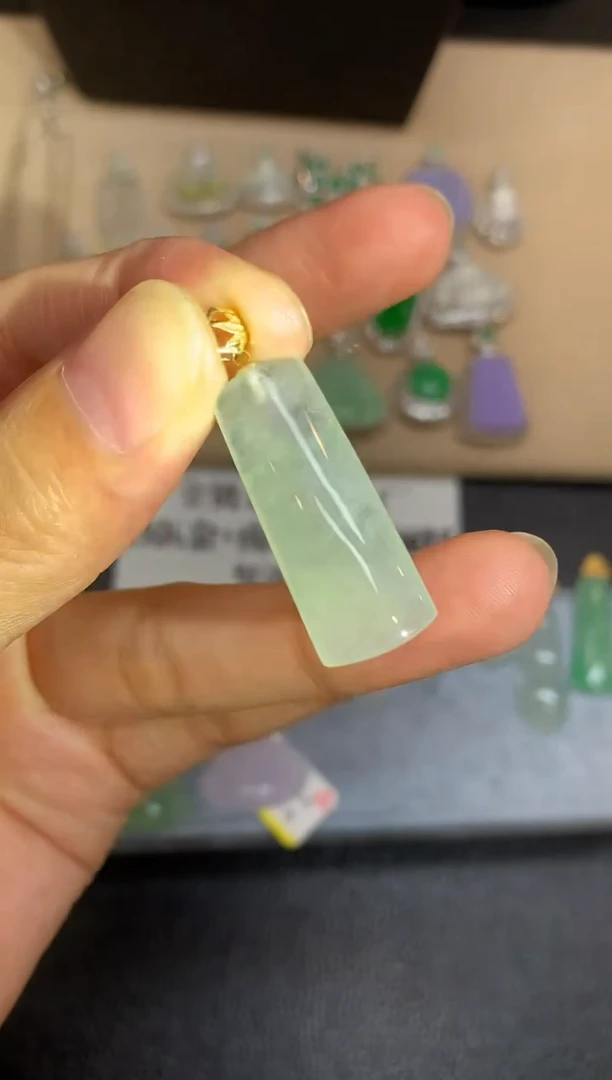 颈饰18K金镶嵌翡翠无事牌【无服务费