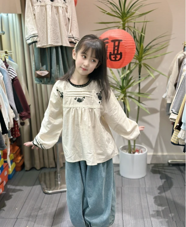 2025春款儿童萌娃穿搭麻质刺绣拼色娃娃衫上衣牛仔裤洋气白搭套装