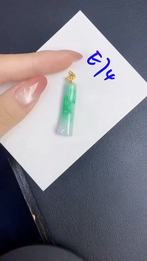 翡翠18K金镶嵌颈饰缅甸天然翡翠A货